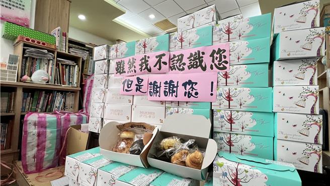 家扶这个月的物资发送日，这名工程师默默捐了500份麵包餐盒给受扶助家庭。（张毓翎摄）