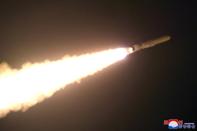 南韩军方28日表示，北韩当天朝东海发射多枚巡弋飞弹。图为北韩24日试射的新型巡弋飞弹Pulhwasal-3-31。（资料照／路透社、朝中社）
