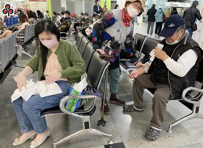 国内疫情升温，医院看病人潮多。（本报资料照片）