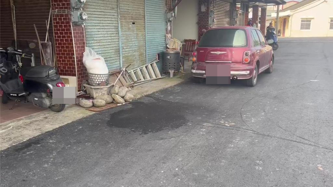 嘉義縣布袋疑似感情糾紛，30多歲男子在民宅前遭開槍，身中多槍送醫搶救。（讀者提供）