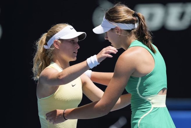 澳网少女组亚军琼丝(左)赛后与冠军雅米柯娃拥抱。（美联社）