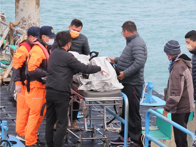 2024年1月28日澎湖县／吉贝游艇港28日清晨现一具男浮尸，疑酒后失足落海失救，经救起时已明显死亡。（民眾提供／许逸民澎湖传真）