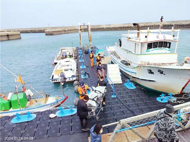 2024年1月28日澎湖县／吉贝游艇港28日清晨现一具男浮尸，疑酒后失足落海失救，发现地点就位于吉贝东边码头安检所前方港区。（民眾提供／许逸民澎湖传真）