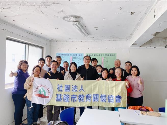基隆市教育关怀协会日前进行理事会改选，前基隆市议员王醒之（前左5）担任新任理事长。（基隆市教育关怀协会提供／张志康基隆传真）