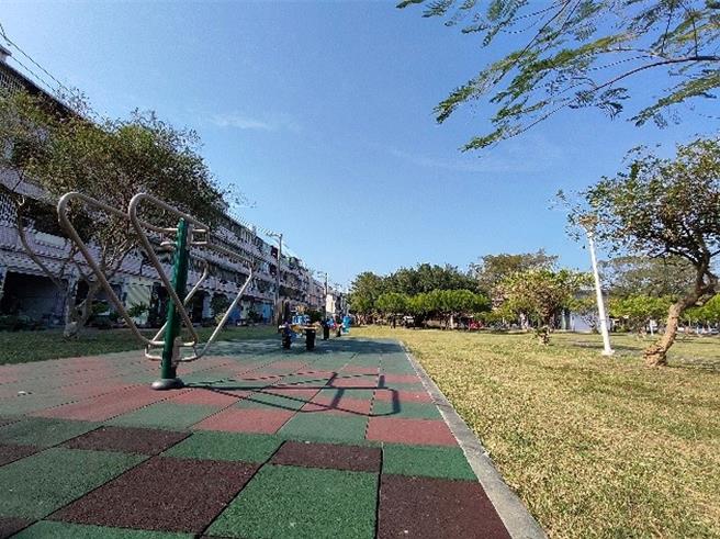 高雄市梓官区渔产丰富，其中牛路沟公园是隐藏版凶狠圆轴蟹秘境。（公园处提供／任义宇高雄传真）