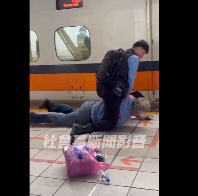 台中高铁站惊传旅客攻击保全员事件！27日下午，年约60岁的男子搭乘高铁到台中，之后却站在车厢门口、让列车无法离开，保全员前往劝离，但男子不听还紧抓门把，最后甚至殴打保全员，该名保全员已提出伤害告诉。（影片/林欣仪_台中）