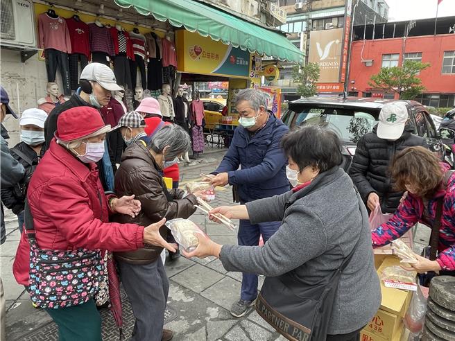 本名廖榮吉的「刈包吉」今早在艋舺公園發放750份饅頭及便當，並預告2月4日上午10點30分將在艋舺公園發放500個便當、500份雞排與1000個饅頭。（蔡佩珈攝）