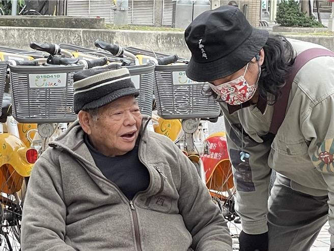 本名廖榮吉的「刈包吉」今早在艋舺公園發放750份饅頭及便當，並預告2月4日上午10點30分將在艋舺公園發放500個便當、500份雞排與1000個饅頭。（蔡佩珈攝）