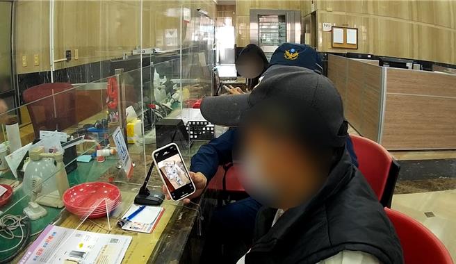 64岁叶男误信投资诈骗，依指定下载「狐狸钱包」等应用程式，再前去申办网路银行，幸经警银联手阻诈。（台中市警三分局提供／冯惠宜台中传真）