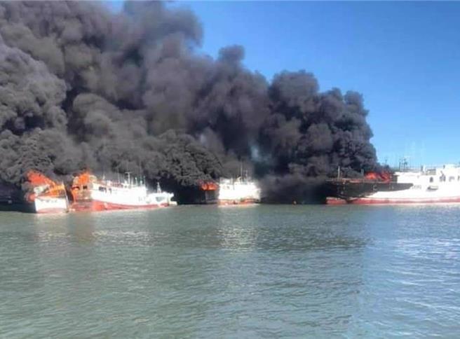 屏東縣新園鄉「豐海22號」漁船2020年6月在鹽埔漁港進行整修時，因電焊工施工不慎引發大火，火勢猛烈，相連7艘漁船全遭殃。事後許姓船主向蔡姓電焊廠商提告求償，一審判蔡男須賠償850萬元，上訴至高雄高分院，法官認為賠償金需再扣除殘體及汰建價值，判蔡男僅賠償235萬元合理，仍可上訴。（本報資料照片）