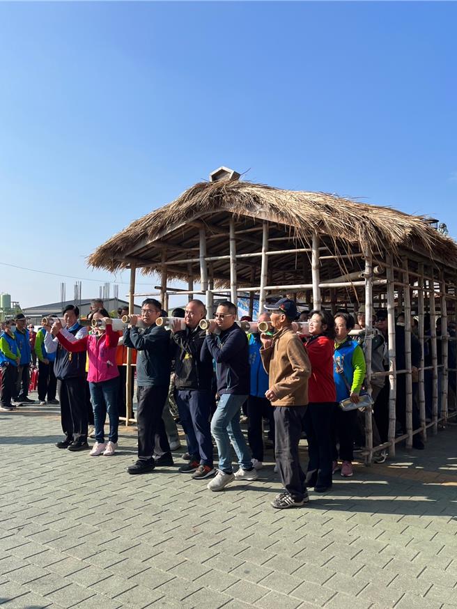 台南市安南區溪南寮興安宮28日舉辦「扛茨走溪流」活動，台南市長黃偉哲（前排右四）陪同百人一起體驗扛數噸重竹籠茨的感受。（程炳璋攝）