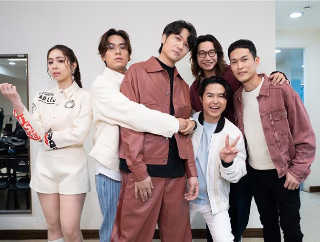 告五人与宇宙人2团交情好到在后台熊抱。（相信音乐提供）