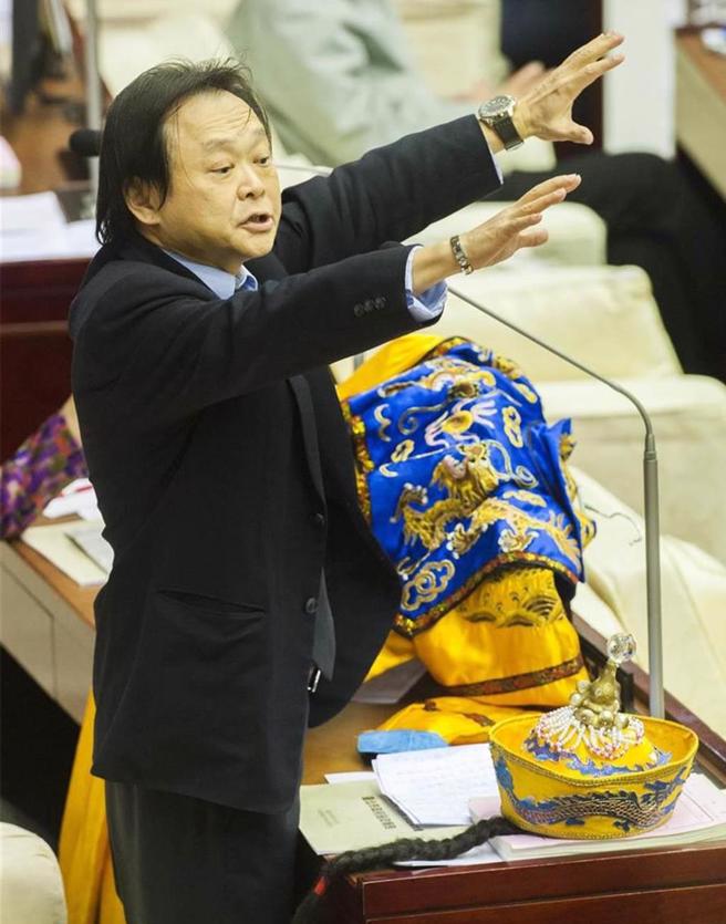台北市議員王世堅2018年特別準備龍袍獻給時任市長柯文哲，表達諷刺的意思。（本報資料照片）

