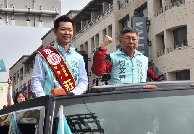 被指將志工當成工讀生使喚後，民眾黨高雄市黨部主委莊貽量（左）已與對方溝通，並取得諒解。（中時資料照／林瑞益攝）