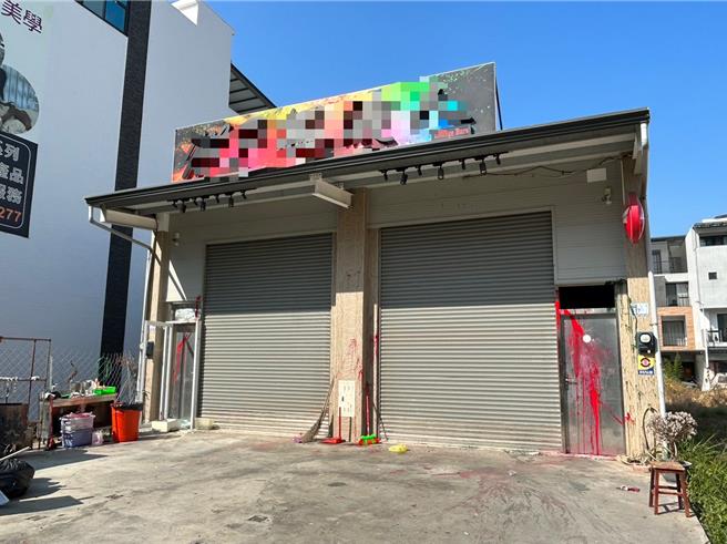 屏东市中正路一家标榜女公关陪聊天的酒吧，竟遭到黑衣人泼漆，店外物品也被毁坏。（谢佳潾摄）