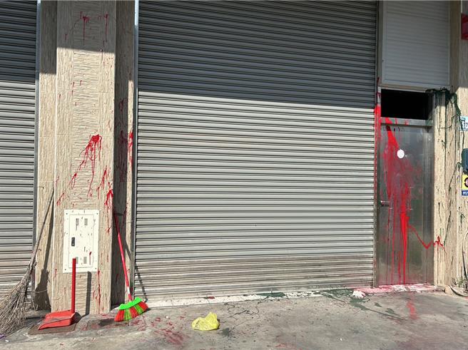 酒吧标榜有女公关可以陪聊天，不料却遭到黑衣人泼漆，店外物品也被毁坏。（谢佳潾摄）