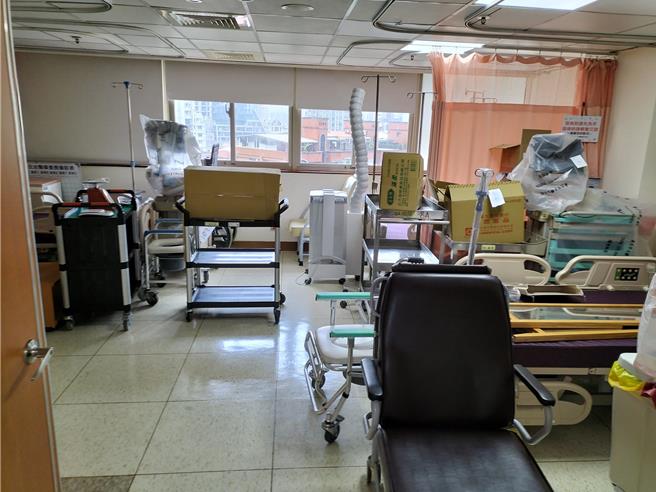 苏一峰27日晚在脸书PO出医院病房閒置的照片，原本的病房空间已被摆放许多杂物，几乎成为仓库。只因「医院缺医疗人员只能关病房了」图／取自苏一峰脸书