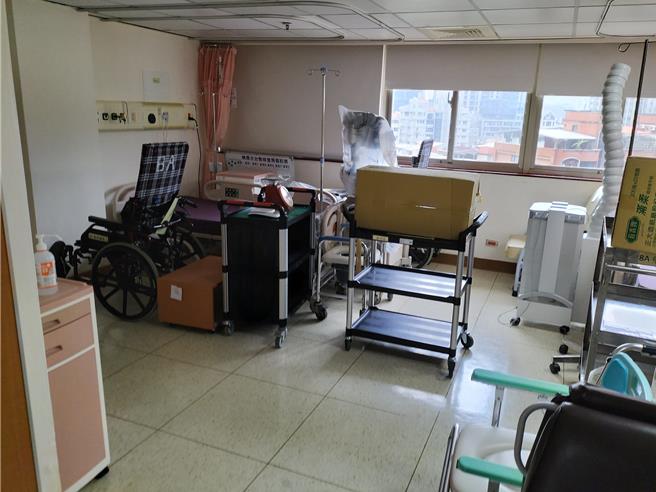 苏一峰27日晚在脸书PO出医院病房閒置的照片，原本的病房空间已被摆放许多杂物，几乎成为仓库。只因「医院缺医疗人员只能关病房了」图／取自苏一峰脸书