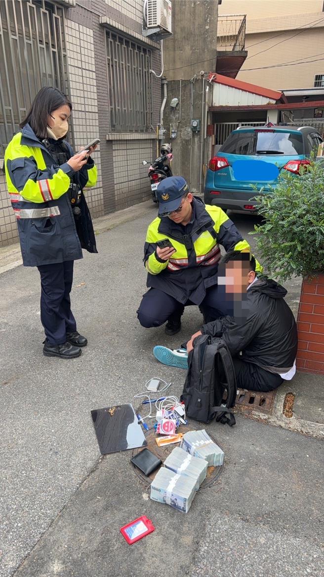 警方到场逮捕车手。（民眾提供／李京升苗栗传真）