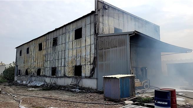 彰化县鹿港彰滨工业区今天中午1家金属加工厂突传出火势，火势在沿海地区的风势下助长，火势很快延烧整个工厂。（民眾提供／吴建辉彰化传真）