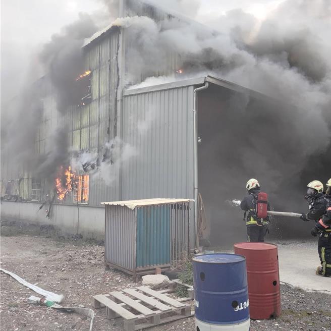 由于工厂为铁皮建筑，火势闷烧相当猛烈，警消获报抵达现场，随即拉起水线灌救，所幸火势在30分钟内扑灭，至于详细的起火原因，则有待调查厘清。