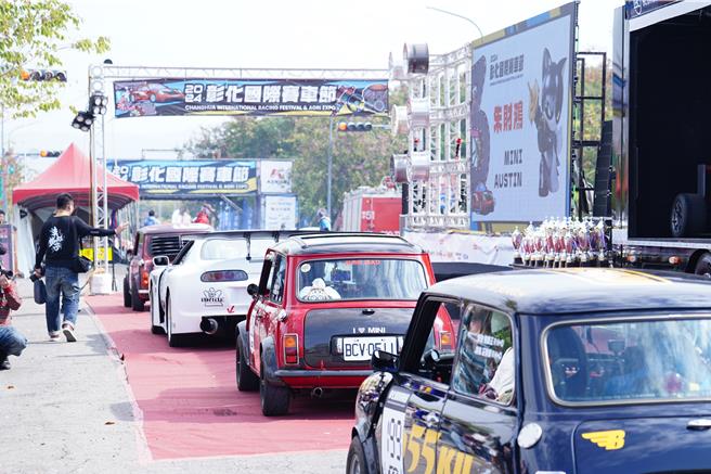第3届彰化国际赛车节在彰化高铁站区登场，今天是活动的最后一天，吸引近万车迷到场朝圣，刺激的拉力比赛、高亢的引擎声，看得民眾大呼过瘾。（吴建辉摄）