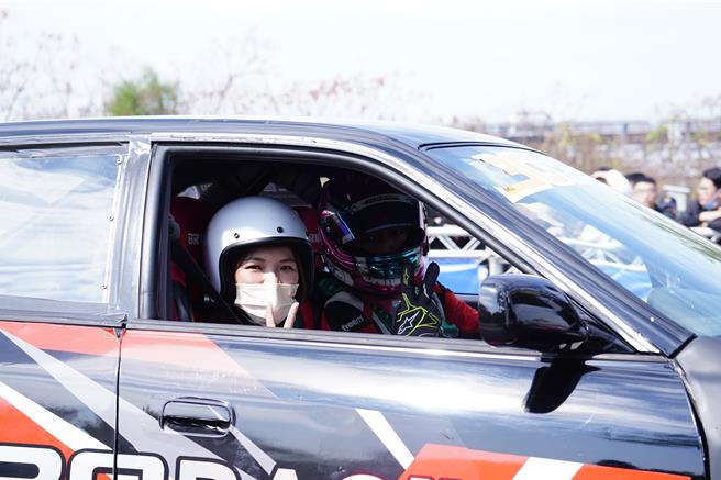 体验的陈小姐说，他是田中在地人，能够看到这么多人潮涌入田中，让她非常开心，体验过程中让她相当紧张，不过觉得相当值得，非常好玩，重点是还能做爱心。