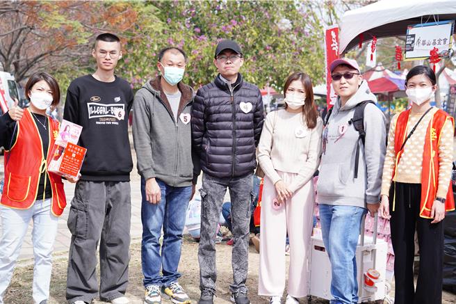 华山田中站站长李翠婷（左）表示，感谢主办方邀请，共同守护长辈，也谢谢所有捐款民眾。（吴建辉摄）