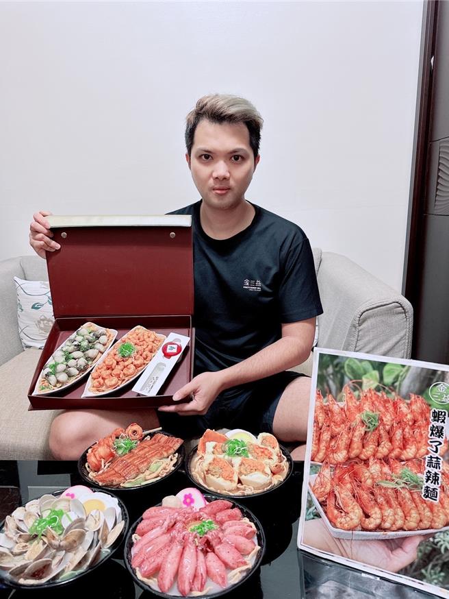 凃皓文当了15年的警察，去年10月心疼妻子独自开火锅店太辛苦，毅然决定辞去警职，全心投入餐饮业，转行当老板。（凃皓文提供／程炳璋台南传真）