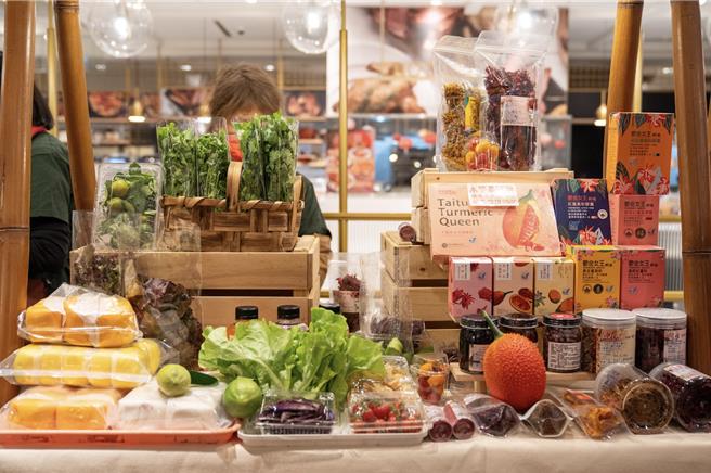 SLOW SUPER臺东年味慢农市集，号称商品全是来自臺东有机友善农友从产地直送的纯净农产品。（主办单位提供／朱世凯台北传真）