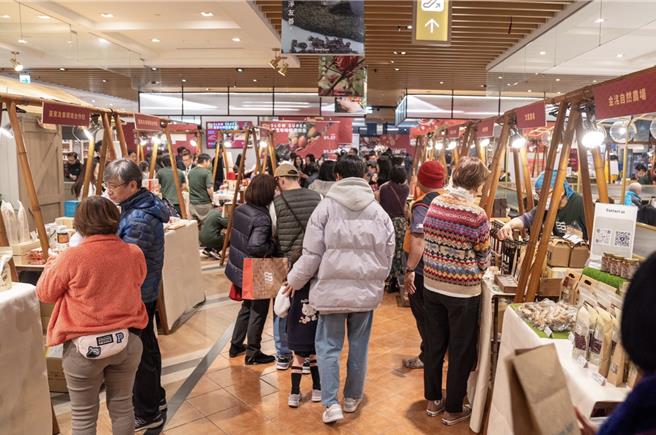 SLOW SUPER臺东年味慢农市集吸引大批人潮光顾。（主办单位提供／朱世凯台北传真）