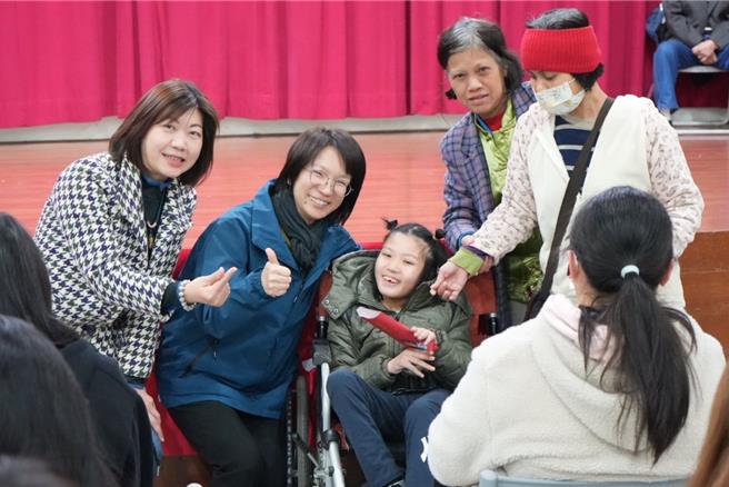 新北市議員陳儀君28日於新店大豐社福館舉行「德音文教基金會」獎助學金頒贈典禮。（陳儀君服務處提供）