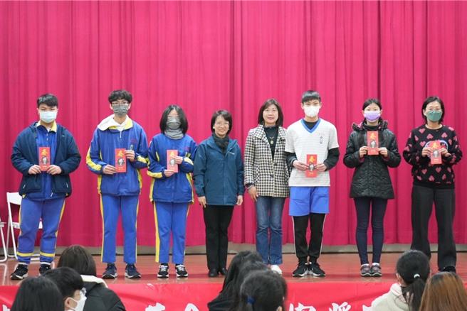 「德音文教基金會」清寒獎助學金頒贈典禮，大文山地區共有8所國中、3所高中共252位清寒學子受惠。（陳儀君服務處提供）