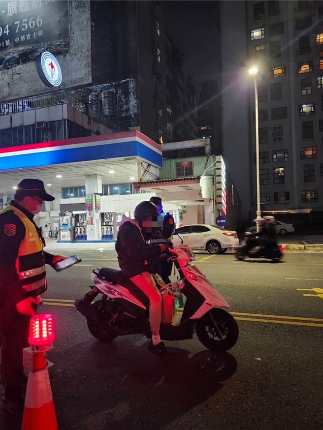 高雄警連兩日酒駕大執法，抓獲35件酒駕案件，提醒酒後駕車除面臨高額罰款外，更會造成自身與他人生命危險。（警方提供／任義宇高雄傳真）