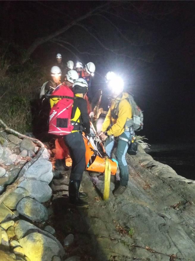 眾人以人力搬运救援。（民眾提供／李京升苗栗传真）