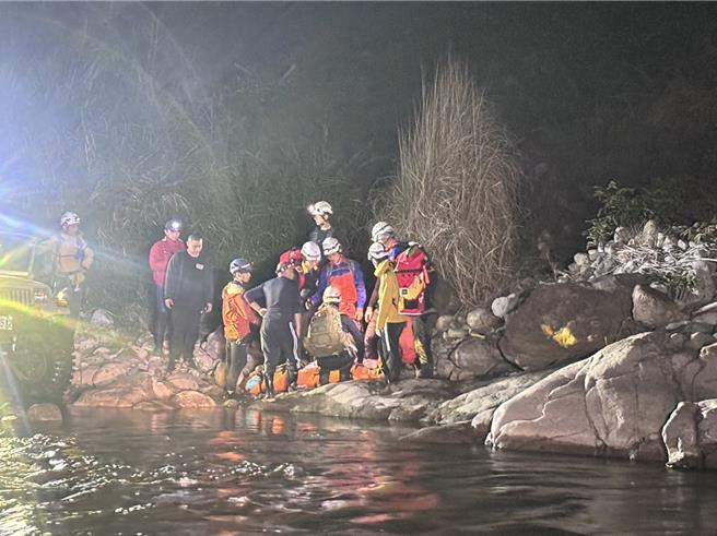 消防人员到场救援。（民眾提供／李京升苗栗传真）