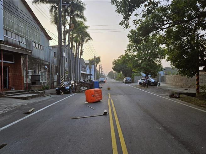 陆军航空基地勤务厂高姓下士27日清晨驾驶白色自小客车出门，行经台南市关庙区南雄路一段时，疑因未与前方林姓男子驾驶的小货车保持安全距离，自后追撞对方，造成林男车辆失控，往前衝撞停在路边的黑色自小客车。（读者提供／洪荣志台南传真）