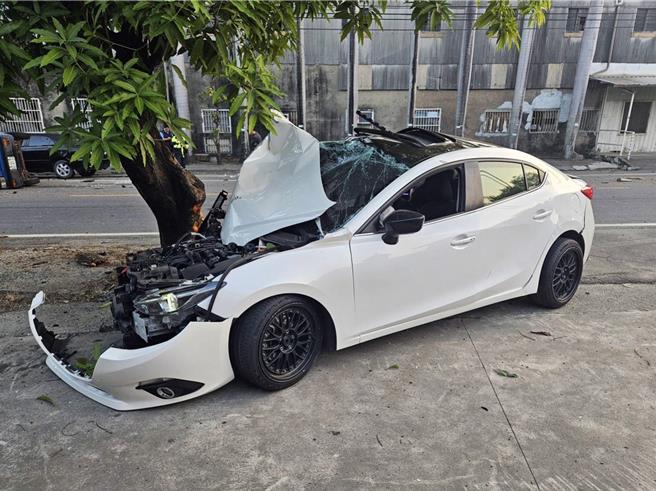 陆军航空基地勤务厂高姓下士27日清晨驾驶白色自小客车出门，行经台南市关庙区南雄路一段时，疑因未与前方林姓男子驾驶的小货车保持安全距离，自后追撞对方，造成林男车辆失控，往前衝撞停在路边的黑色自小客车。（读者提供／洪荣志台南传真）