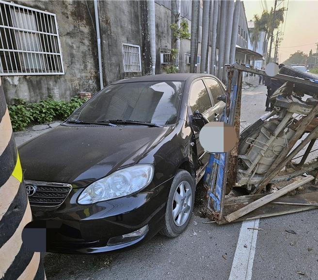 陆军航空基地勤务厂高姓下士27日清晨驾驶白色自小客车出门，行经台南市关庙区南雄路一段时，疑因未与前方林姓男子驾驶的小货车保持安全距离，自后追撞对方，造成林男车辆失控，往前衝撞停在路边的黑色自小客车。（读者提供／洪荣志台南传真）