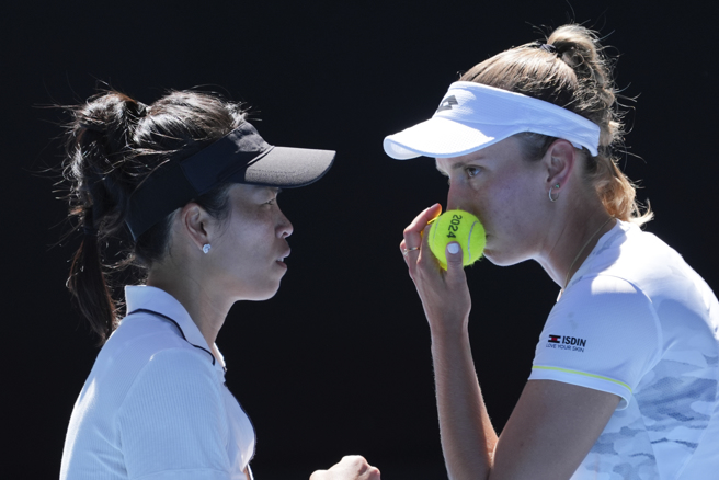 谢淑薇（左）、梅腾丝讨论策略。（美联社）