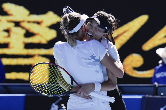 2024澳网女双夺冠当下，谢淑薇（后）和搭挡梅腾丝开心拥抱彼此。（美联社）