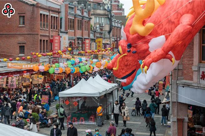 台北市迪化年货大街27日适逢开幕后第一个周末，採买人潮爆棚、非常热闹。但有民眾前往年货大街感受年味，却先感受到菸味。（本报资料照片）