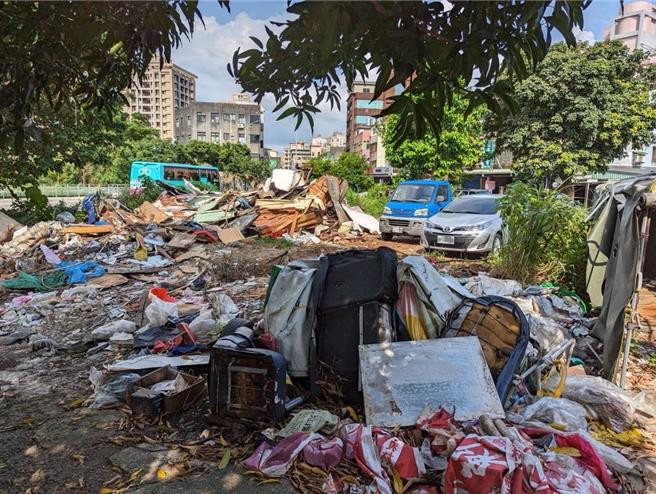 公园开辟前，閒置空地被堆放大量废弃物，环境十分脏乱。（新北市工务局提供／吕健豪新北传真）