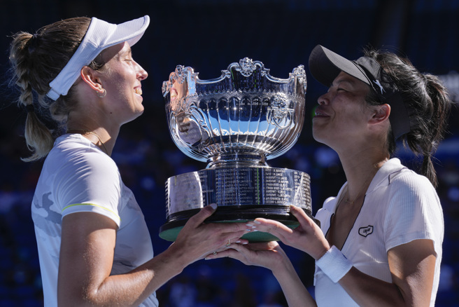 谢淑薇（右）、梅腾丝亲吻澳网女双冠军奖杯。（美联社）
