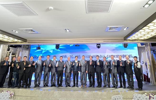 高雄市后备宪兵荷松协会今（28）日举办理事长交接及干部授证典礼，高雄市长陈其迈出席见证。（柯宗纬翻摄）