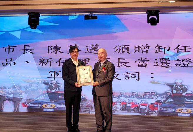 新任理事长蔡泰郎完成交接，陈其迈亲临主持仪式见证。（柯宗纬翻摄）