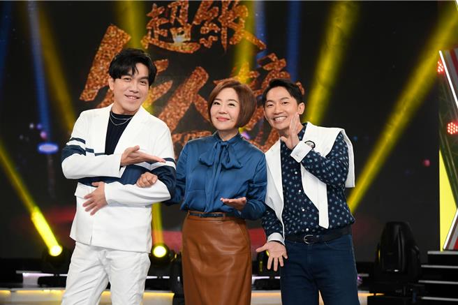 于美人（中）搭檔许志豪（左）、蔡昌宪（右）主持《超级红人榜》。（三立提供）