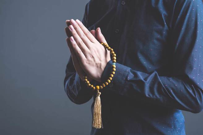 男子诓称会通灵，一对母女性以为真，惨遭强制猥亵、指侵得逞。(图shutterstock达志)