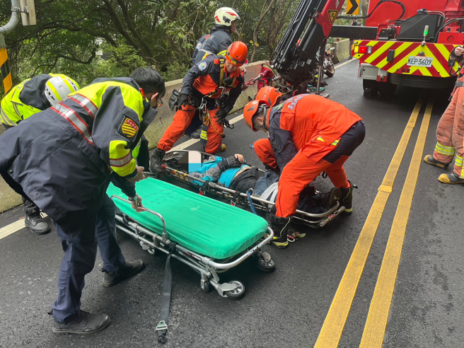 警消獲報趕抵，協助將受傷的黃男抬上擔架。（圖 / 劉詠韻翻攝）
