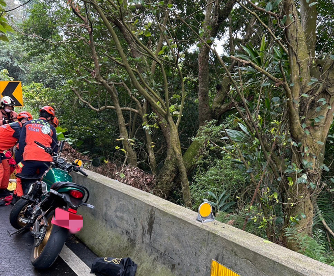 黃男騎乘的紅牌重機。（圖 / 劉詠韻翻攝）